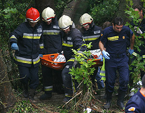 Los bomberos trasladan el cadver de la fallecida. (Foto: Enrique Calvo)