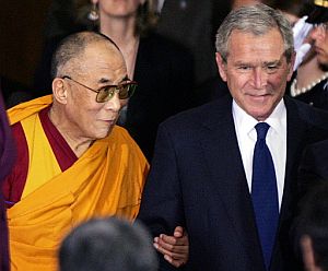 El Dalai Lama, del brazo del presidente Bush, en su homenaje. (Foto: AFP)