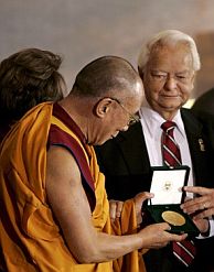 El Lama observa la medalla en presencia del senador Robert Byrd. (Foto: EFE)