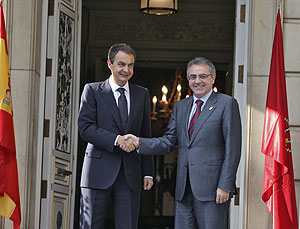 Zapatero recibe a Miguel Sanz, en la entrada de La Moncloa. (Foto: Jos Ayma)