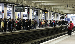 Centenares de personas esperan en la Estación del Norte de París. (Foto: REUTERS))