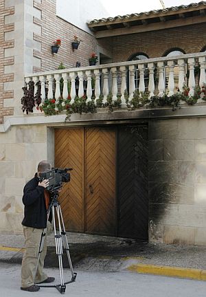 Estado en que qued parte de la vivienda que el delegado del Gobierno en Navarra, Vicente Ripa, tiene en la localidad de Miranda de Arga. (Foto: EFE)