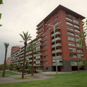 Bloques de viviendas construidas sobre el antiguo estadio del RCD Espanyol en el barrio de Sarri. (Barcelona). (Foto: SANTI COGOLLUDO)
