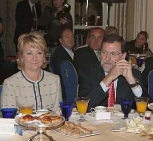 Esperanza Aguirre y Mariano Rajoy. (Foto: EFE)