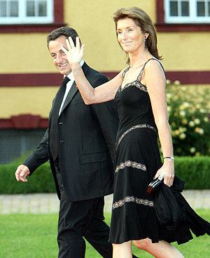 Nicolas Sarkozy junto a su mujer el pasado mes de junio. (Foto: AFP)
