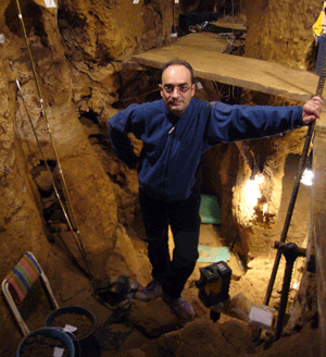 Lalueza en el interior de la cueva 'El Sidrón'. (FOTO: C. Lalueza)