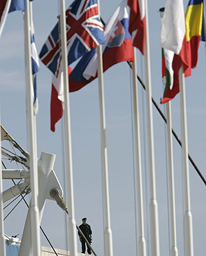 Un agente de seguridad vigila junto a las banderas de la UE. (Foto: AP)