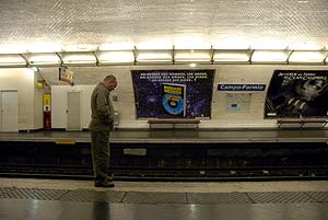 Un hombre espera en la estación de metro de Campo-Formio, en París, durante la jornada de huelga . (Foto: EFE)