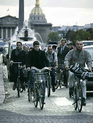 Los parisinos han optadopor las bicicletas para eludir los efectos de la huelga. (Foto: Reuters)