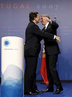 El primer ministro portugués José Socrates se abraza con el presidente de la Comisión Europea, José Manuel Durao Barroso, tras dar a conocer el acuerdo. (Foto: EFE)