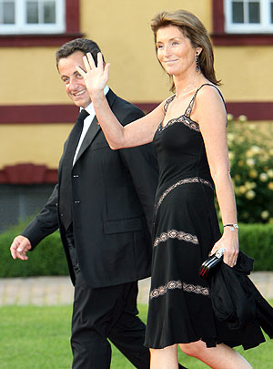 Sarkozy, junto a su esposa en una imagen del pasado mes de junio. (Foto: AFP)