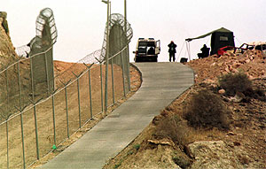 Puesto de control de la Guardia Civil junto a la doble valla de la frontera en Melilla. (J.F.Ferrer)