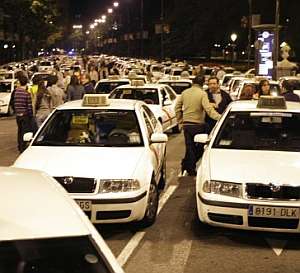 Cientos de taxis cortan uno de los tramos de la Castellana, en Madrid. (Foto: EFE)