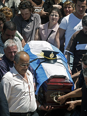 Familiares de uno de los policas asesinados portan el fretro a la catedral de La Plata (Buenos Aires). (Foto: AFP)