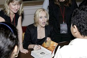 Rowling firma ejemplares de su libro en Nueva York. (Foto: EFE)