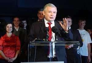 El primer ministro Kaczynski, en un mitin ante jvenes al final de la campaa. (Foto: AP)