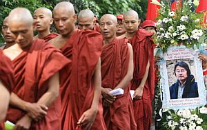 Monjes budistas homenajean al fotoreportero japons Kenji Nagai, fallecido durante las protestas. (Foto: AFP)