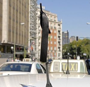 Un taxi luce un crespn negro ante la Delegacin del Gobierno en Madrid. (Foto: EFE)