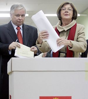 Lech Kaczynski (i), junto a su esposa, Mara, ejerce su derecho al voto. (Foto: EFE)