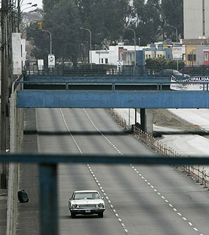 Imagen de un automvil circulando por las calles de Lima. (Foto: EFE)