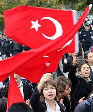 Estudiantes turcos se manifiestan contra los ataques de los rebeldes. (Foto: AP)