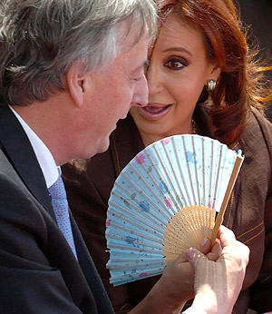 El matrimonio Kirchner, durante un acto protocolario. (Foto: AP)