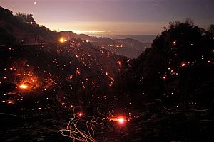 Las colinas de Malib iluminadas por los numerosos fuegos que arrasan la zona. (Foto: AP)