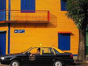 Un taxi espera en una calle de Buenos Aires.