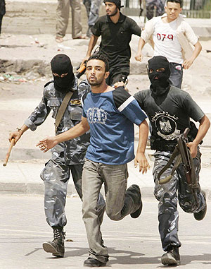 Milicianos de Hams arrestan a un miembro de Fatah en Gaza. (Foto: REUTERS)