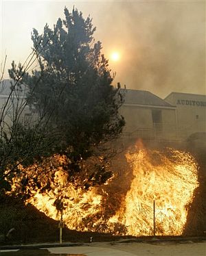El fuego cerca una casa en San Diego. (Foto: AP)