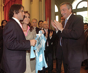 Agustín Pichot, capitán de Los Pumas, junto a Cristina y Kirchner. (Foto: Presidencia)