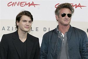 Sean Penn (dcha.), con el actor Emile Hirsch. (Foto: AP)