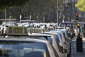 Concentracin de taxis en Cibeles en protesta por el asesinato de un taxista el viernes. (Foto: EFE)