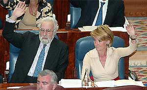 Luis Eduardo Corts, junto a Esperanza Aguirre, durante un pleno de la Asamblea de Madrid en 2003. (Foto: EL MUNDO)