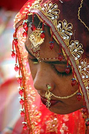 Una novia luce los ornamentos tradicionales durante una boda hindusta. (Foto: EFE)