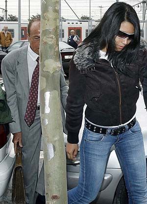 La joven ecuatoriana, a su llegada al juzgado junto a su abogado. (Foto: EFE)