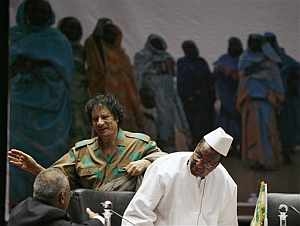 Gadafi saluda al enviado de la Unión Africana para Darfur, Salim Ahmed Salim, al final de la primera reujnión en Sirte, Libia. (Foto: AP)