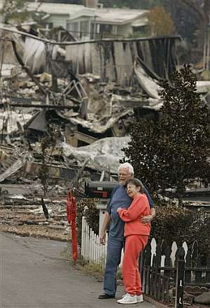 Un matrimonio contempla las ruinas de su casa. (Foto: AP)