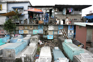 Imagen del cementerio norte de Manila, donde viven varios centenares de personas. (Foto: AP)