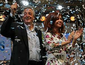 Cristina, junto a su marido Nstor Kirchner, tras la comparecencia en la que proclam su triunfo. (Foto: AFP)