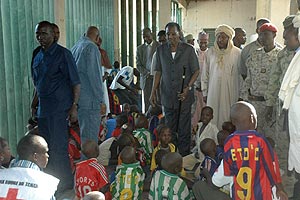 El presidente de Chad, Idriss Deby, visita en un orfanato local a los 103 nios. (Foto: AP)