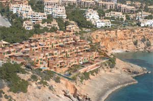 Una urbanizacin a pie de costa en las Islas Baleares. (Foto: Pep Vicens)
