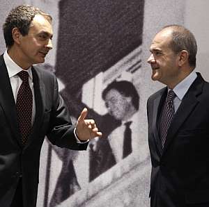 Zapatero charla con Chaves en la sede socialista de la calle Ferraz. (Foto: EFE)