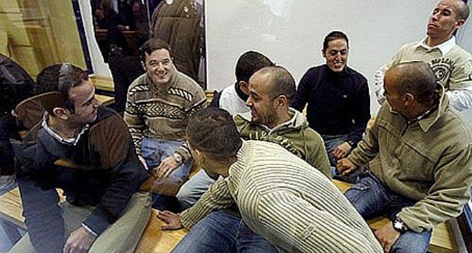 Los acusados sonríen antes de conocer la sentencia. (Foto: EFE)