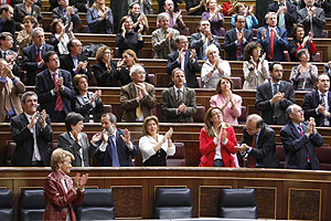 Aplausos en el Congreso tras ser aprobada hoy la Ley de Memoria Histrica. (Foto: EFE)