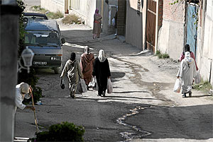 Mujeres paseando por una calle de la Caada Real. (Foto: Jaime Villanueva)