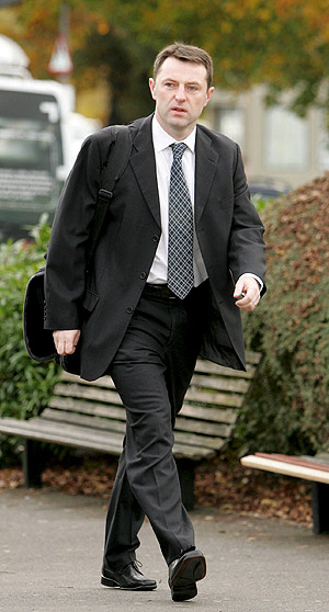 Gerry McCann se dirige a su trabajo, tras seis meses ausente. (Foto: EFE)