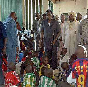 El presidente de Chad, Idriss Deby, visita a algunos de los niños. (Foto: AFP)
