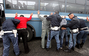 Policas italianos registran a unos inmigrantes rumanos. (Foto: EFE)