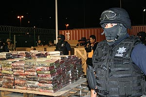 Agentes federales y del ejrcito custodian las ms de 23 toneladas de cocana incautadas. (Foto: EFE)